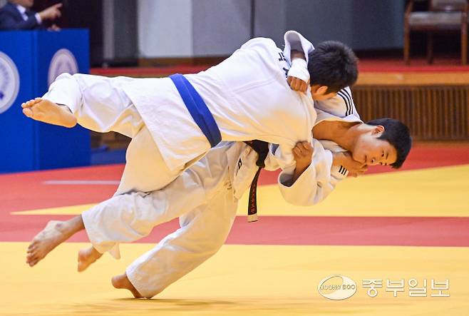 22일 오후 수원시 영통구 아주대학교체육관에서 열린 2025 수원시유도회장배 유도대회 남자고등부 73kg 이하 16강 경기에서 고태성(아래)과 박지찬(위)이 격돌하고 있다. 임채운기자