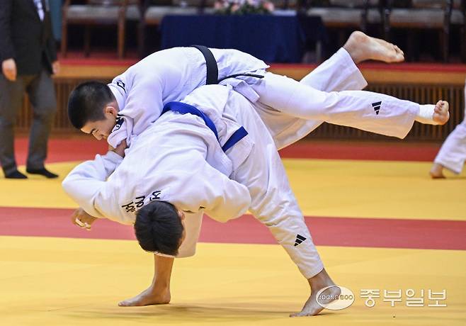 22일 오후 수원시 영통구 아주대학교체육관에서 열린 2025 수원시유도회장배 유도대회 남자고등부 73kg 이하 16강 경기에서 장은호(아래)와 박근범(위)이 격돌하고 있다. 임채운기자