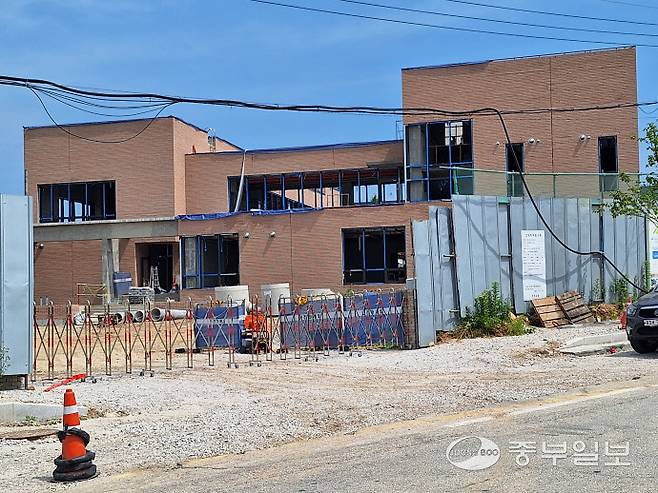 22일 포천시 민군상생협력센터 건립공사 현장에 외부인 출입을 차단하는 바리케이드가 설치돼 있다. 김두현기자