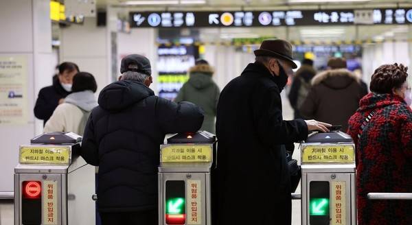 지하철 타는 어르신. [사진=경인방송DB]&nbsp;