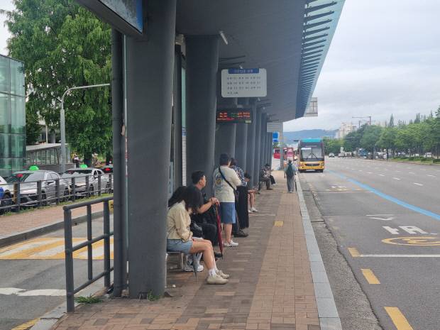 20일 오전 7시10분께 광주광역시 서구 광천동 광천터미널 정류장에서 시민들이 버스를 기다리고 있다. 정승우 기자