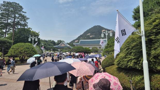 지난 21일 서울 청와대 입구부터 본관까지 이어진 긴 행렬 모습. 정성현 기자