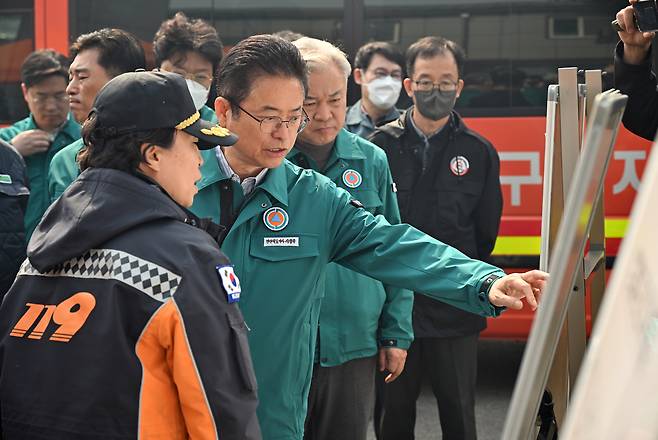 경북도 이철우 지사는 올해 경주에서 열리는 APEC을 성공적으로 개최 경북을 다시 한번 웅비시키겠다는 각오다. 이철우지사가 지난 3월 산불현장을 찾아 지휘하고 있다./경북도제공