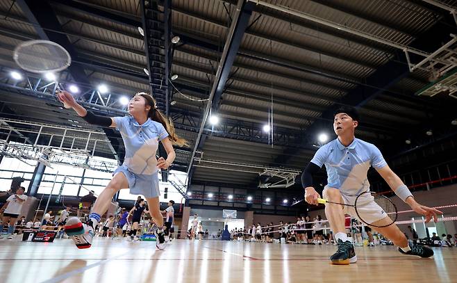 경북매일신문이 주최하고 포항시배드민턴협회가 주관한 ‘2025 포항 국제 불빛 축제 기념 OPEN 배드민턴대회’가 21일 포항 만인당과 실내체육관에서 열렸다. 혼합복식에 출전한 선수들이 치열한 랠리를 이어가고 있다. / 이용선기자
