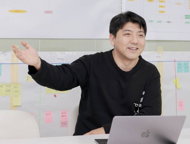 산타 박기웅 대표가 지난 17일 부산 해운대구 본사에서 디디쌤에 대해 설명하고 있다. 정대현 기자 jhyun@