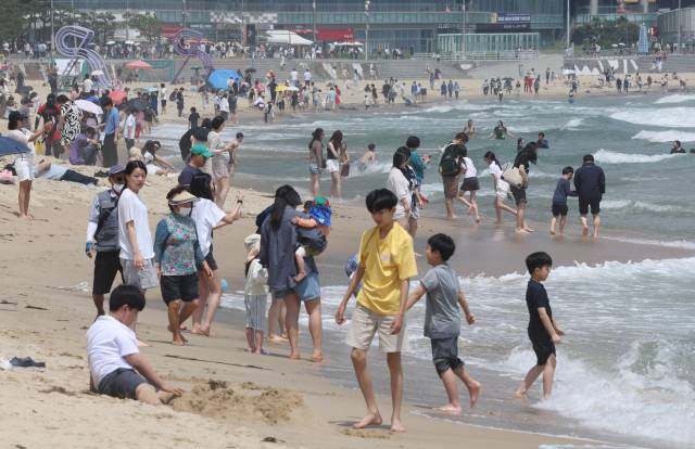 22일 오후 해운대해수욕장을 찾은 관광객과 시민들이 백사장에서 물놀이를 즐기고 있다. 정종회 기자 jjh@