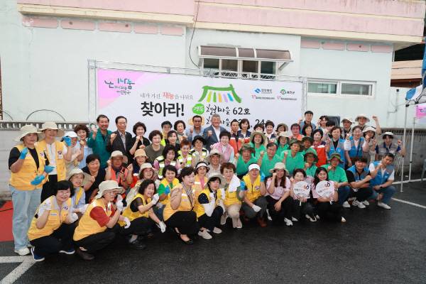 지난 20일, (사)예천군종합자원봉사센터(이사장 조애자)와 경북도종합자원봉사센터가 함께한 '찾아라! 예천&경북 행복마을' 프로젝트가 예천읍 노상리와 백전1리를 따뜻하게 물들였다. 이 두 마을은 각각 예천행복마을 23호, 24호 그리고 경북행복마을 62호로 이름을 올리며, 또 하나의 '사람 중심 마을복지' 사례로 기록됐다.(예천군 제공)