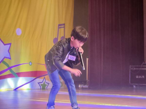 '2025 경상북도 어린이 댄싱·노래 경연대회'가 21일 오후 포항시 복합문화센터 덕업관에서 열린 가운데 대회에 참가한 학생들이 저마다의 장기를 내세우며 경쟁을 벌이고 있다. 이번 대회는 어린이들의 예능적 재능을 발휘할 기회를 제공해 꿈을 키워주기 위한 장으로 열렸다.서의수 기자