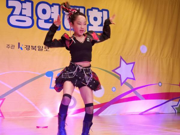 '2025 경상북도 어린이 댄싱·노래 경연대회'가 21일 오후 포항시 복합문화센터 덕업관에서 열린 가운데 대회에 참가한 학생들이 저마다의 장기를 내세우며 경쟁을 벌이고 있다. 이번 대회는 어린이들의 예능적 재능을 발휘할 기회를 제공해 꿈을 키워주기 위한 장으로 열렸다.서의수 기자