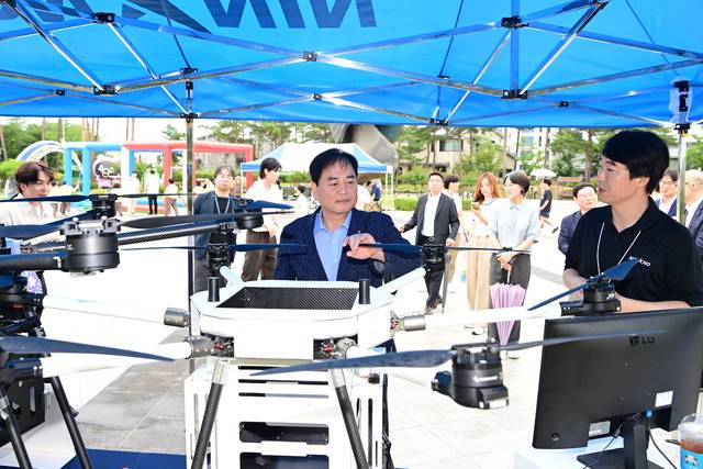 배낙호 김천시장이 드론을 살펴보고 있다.