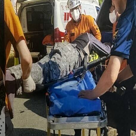 경북 봉화군 석포면 도로공사 현장에서 낙석 사고가 발생해 작업자 2명이 크게 다치는 사고가 발생했다. 봉화군 제공