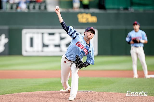 롯데 자이언츠 선발 투수 박세웅이 22일 부산 사직야구장에서 열린 경기, 투구를 이어가고 있다. 롯데 제공