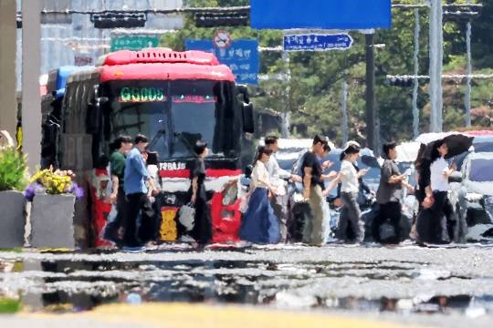 서울 지역 낮 최고기온이 31도까지 올라 초여름 더위가 찾아온 12일 서울 영등포구 여의도 여의대로 일대 뜨겁게 달궈진 아스팔트 위로 아지랑이가 피어오르고 있다.(사진/뉴스1)