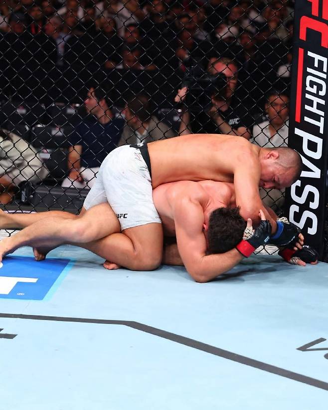 UFC 박준용이 이스마일 나우르디예프를 그라운드에서 거세게 몰아붙이고 있다. 사진=UFC