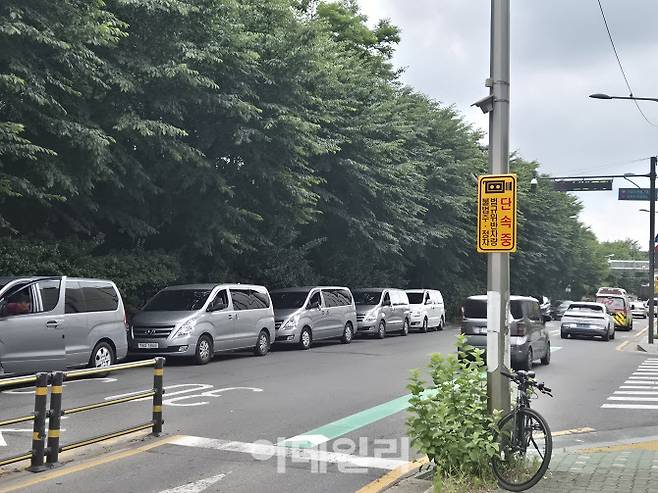 10일 오후 서울 송파구 아산병원 앞 도로에 환자를 태우기 위한 약국 차량들이 줄지어 대기하고 있다. (사진=정윤지 기자)