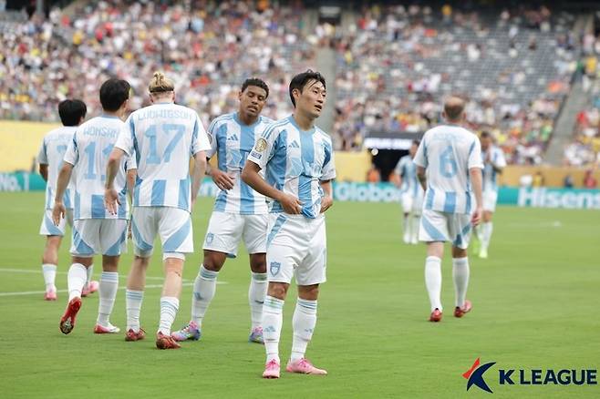 22일 미국 뉴저지의 메트라이프 스타디움에서 열린 2025 국제축구연맹(FIFA) 클럽월드컵 F조 2차전 플루미넨시전에서 동점골을 넣은 뒤 기뻐하는 울산의 이진현