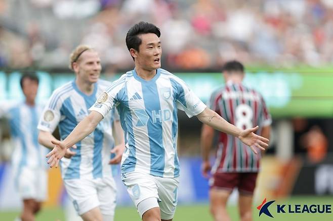 22일 미국 뉴저지의 메트라이프 스타디움에서 열린 2025 국제축구연맹(FIFA) 클럽월드컵 F조 2차전 플루미넨시와 경기에서 역전골을 넣고 세레머니하는 울산의 엄원상