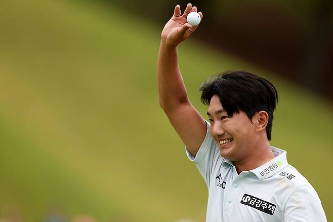 옥태훈이 22일 열린 KPGA 선수권대회 최종라운드에서 샷 이글을 잡아낸 후 갤러리에게 인사하고 있다.