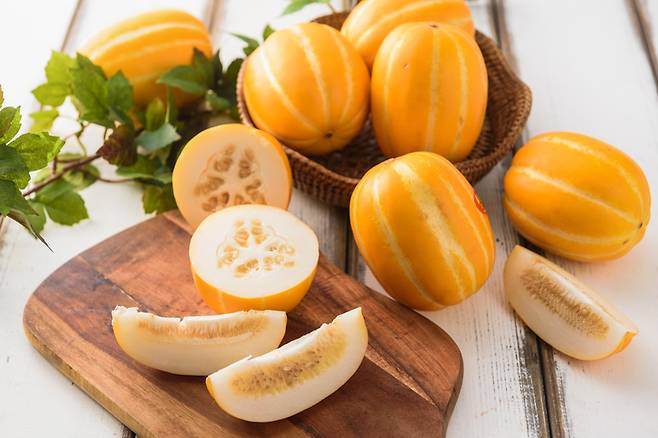 참외는  땀을 많이 흘리는 요즘 특히 건강에 도움이 된다. 참외 속의 포도당, 과당이 몸에 빠르게 흡수되고 비타민 C가 많아 피로회복에 좋다. [사진=게티이미지뱅크]