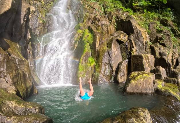 한 남성이 폭포수 물로 뛰어들고 있다. 수심이 앝은 물에서 다이빙하다가 목뼈가 부러지는 등 사고를 당한 사람이 뜻밖에 많다는 연구 결과가 나왔다. [사진=게티이미지뱅크]