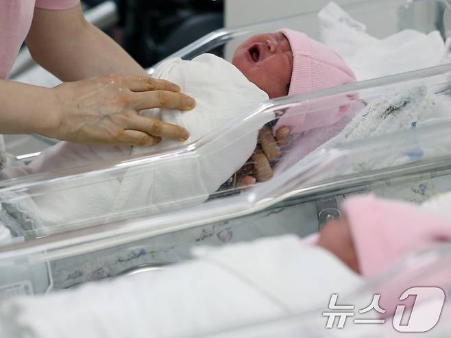 서울 구로구 고려대학교 구로병원 신생아실에서 아이가 울음을 터뜨리고 있다.ⓒ News1 황기선 기자