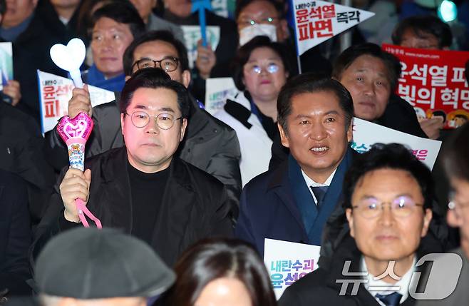 박찬대 전 더불어민주당 원내대표와 정청래 전 국회 법사위원장. 2025.3.10/뉴스1 ⓒ News1 박세연 기자