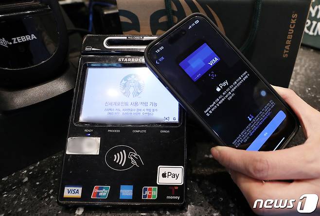 서울 시내 한 스타벅스 매장에서 애플페이 가능 스티커가 부착된 NFC 단말기. 2023.5.8/뉴스1 ⓒ News1 김진환 기자
