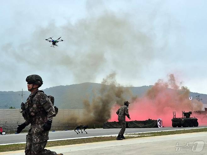 지난해 5월 아미 타이거(Army TIGER) 드론봇 페스티벌 아미 타이거 전투체계 시연에서 드론과 장갑차들이 연막탄 위로 이동하며 공격하고 있다.2024.5.24/뉴스1 ⓒ News1 양희문 기자