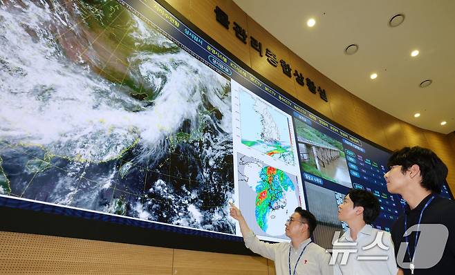 전국에 많은 비가 예보된 가운데 20일 대전 대덕구 한국수자원공사 물관리종합상황실에서 직원들이 호우대비 모니터링을 하고 있다. 2025.6.20/뉴스1 ⓒ News1 김기태 기자
