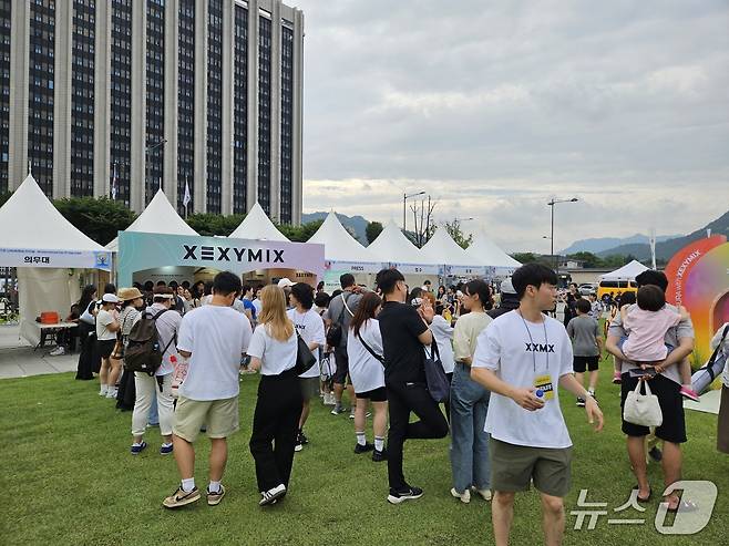 대한요가회가 UN이 국제기념일로 제정한 '세계요가의 날'을 기념해 '2025 UN 세계요가의 날' 행사를 21일 서울 광화문광장에서 열었다. 이날 국내 대표 애슬레저 기업 젝시믹스가 공식 파트너사로 참여했다. 젝시믹스 부스 전경.ⓒ 뉴스1/김진희 기자.