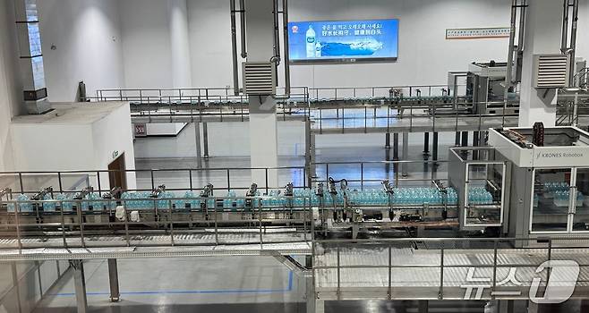 중국 길림성에 위치한 농심의 백산수 스마트팩토리에서 백산수를 제조하고 있다.뉴스1 ⓒ News1 이강 기자