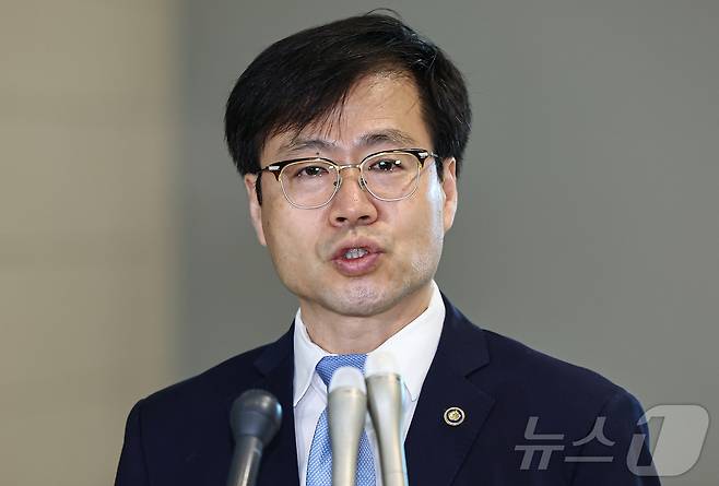 여한구 산업부 통상교섭본부장이 22일 미국과의 통상 협의를 위해 인천국제공항 제2터미널을 통해 출국하기에 앞서 취재진 질문에 답하고 있다. 2025.6.22/뉴스1 ⓒ News1 김도우 기자