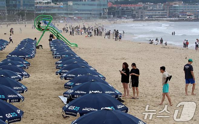 부산 해운대해수욕장이 개장한 후 첫 주말을 맞은 22일 해운대해수욕장에 파라솔이 설치돼 있다. 2025.6.22/뉴스1 ⓒ News1 윤일지 기자