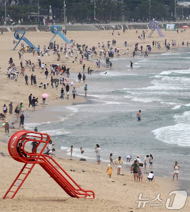 부산 해운대해수욕장이 개장한 후 첫 주말을 맞은 22일 해운대해수욕장을 찾은 관광객과 시민들이 물놀이를 즐기며 더위를 식히고 있다.  2025.6.22/뉴스1 ⓒ News1 윤일지 기자