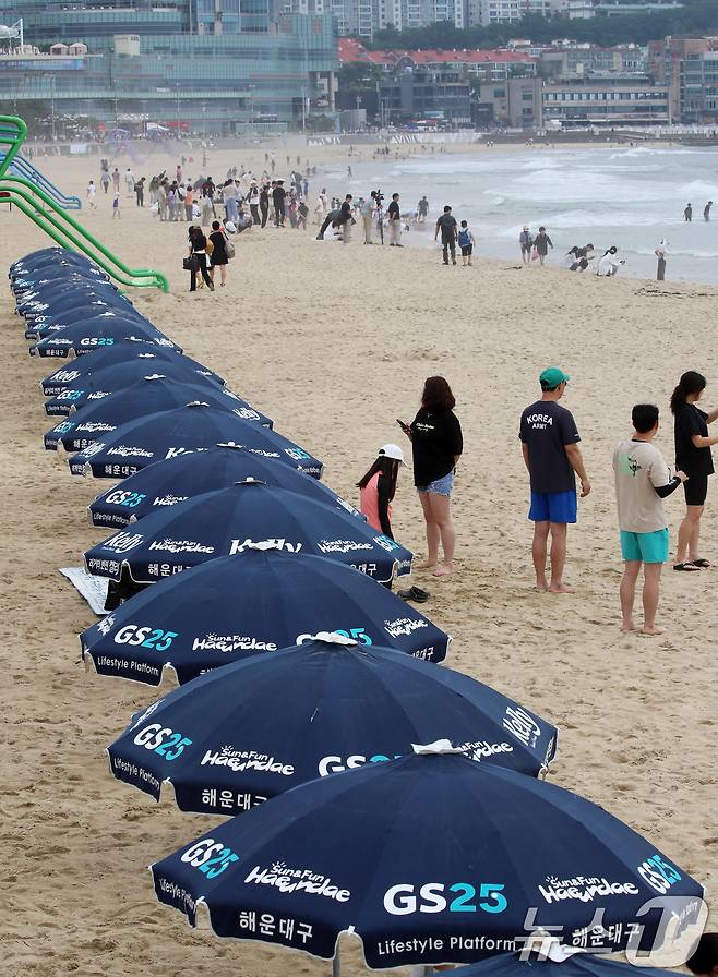 부산 해운대해수욕장이 개장한 후 첫 주말을 맞은 22일 해운대해수욕장에 파라솔이 설치돼 있다. 2025.6.22/뉴스1 ⓒ News1 윤일지 기자