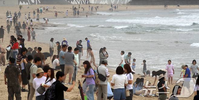 부산 해운대해수욕장이 개장한 후 첫 주말을 맞은 22일 해운대해수욕장을 찾은 관광객과 시민들이 물놀이를 즐기며 더위를 식히고 있다. 2025.6.22/뉴스1 ⓒ News1 윤일지 기자