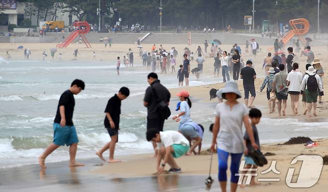 부산 해운대해수욕장이 개장한 후 첫 주말을 맞은 22일 해운대해수욕장을 찾은 관광객과 시민들이 물놀이를 즐기며 더위를 식히고 있다. 2025.6.22/뉴스1 ⓒ News1 윤일지 기자