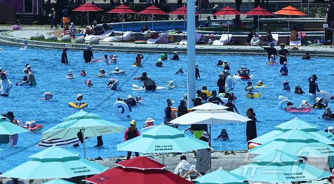 무더운 날씨를 보인 22일 서울 광진구 뚝섬야외수영장에서 시민들이 즐거운 시간을 보내고 있다.  2025.6.22/뉴스1 ⓒ News1 김도우 기자