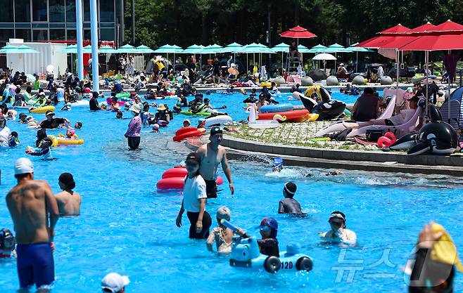 무더운 날씨를 보인 22일 서울 광진구 뚝섬야외수영장에서 시민들이 즐거운 시간을 보내고 있다.  2025.6.22/뉴스1 ⓒ News1 김도우 기자