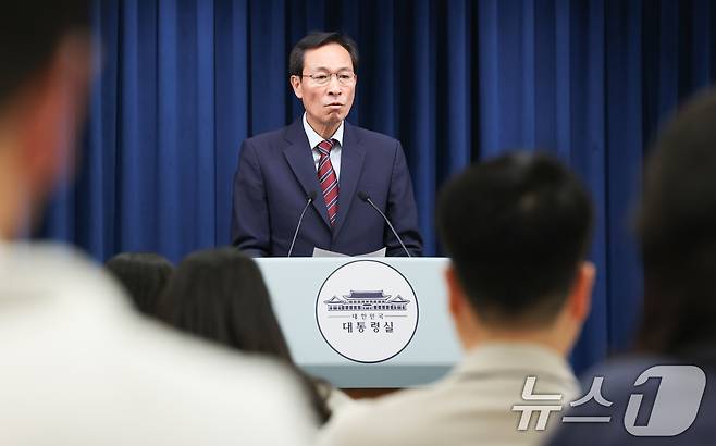 우상호 대통령실 정무수석이 22일 서울 용산구 대통령실 청사에서 대통령-여야 지도부 회동 관련 브리핑을 하고 있다. 2025.6.22/뉴스1 ⓒ News1 허경 기자