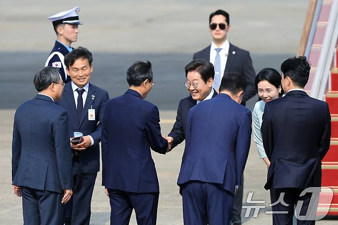 이재명 대통령이 출국하며 김병기 더불어민주당 원내대표와 인사를 나누고 있다. 2025.6.16/뉴스1 ⓒ News1 박정호 기자