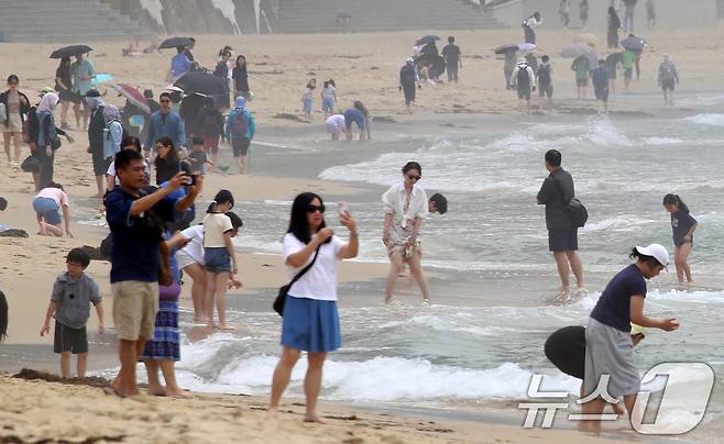 부산 해운대해수욕장이 개장한 후 첫 주말을 맞은 22일 해운대해수욕장을 찾은 관광객과 시민들이 물놀이를 즐기며 더위를 식히고 있다. 2025.6.22/뉴스1 ⓒ News1 윤일지 기자