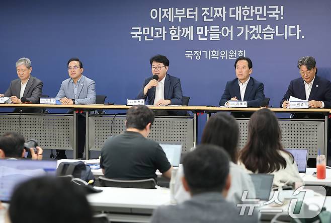 이한주 국정기획위원장이 22일 오후 서울 종로구 정부서울청사 창성동 별관에서 열린 기자간담회에서 발언하고 있다. 2025.6.22/뉴스1 ⓒ News1 김진환 기자