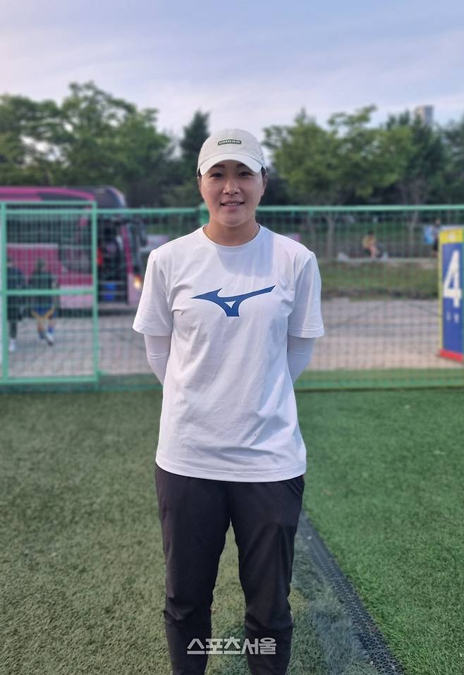 강원도립대 코치 생활을 시작한 윤영글이 본지와 인터뷰 후 사진 촬영에 임하고 있다. 사진 | 합천=박준범기자