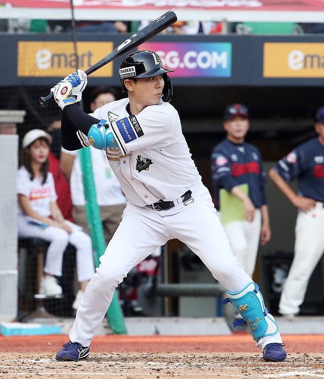 SSG 김셩욱이 14일 인천SSG랜더스필드에서 열린 2025 KBO리그 롯데전에서 타격하고 있다. 사진 | SSG 랜더스