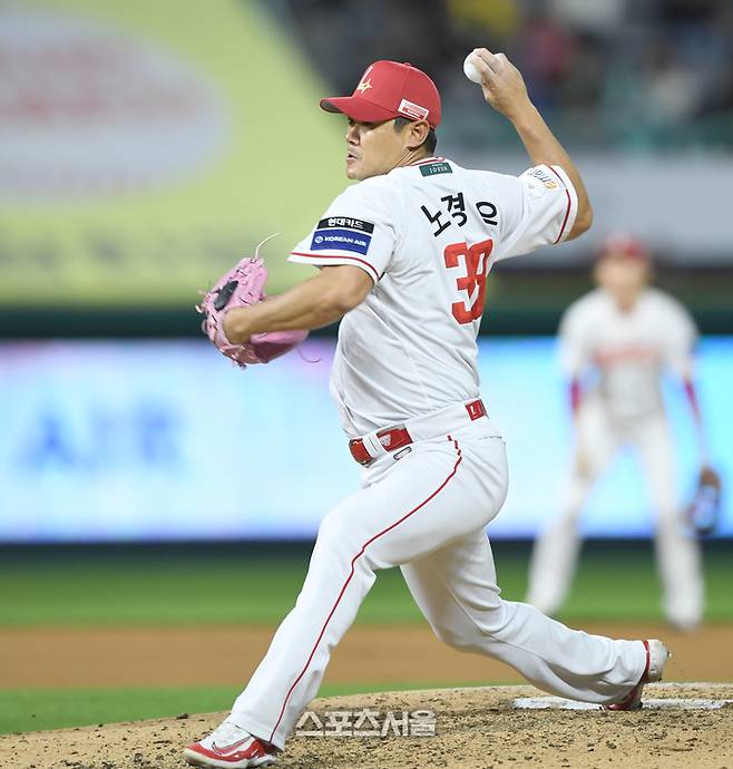 SSG 투수 노경은이 4일 인천SSG랜더스필드에서 열린 2025 KBO리그 삼성과 경기 7회 역투하고 있다.  문학 | 최승섭기자 thunder@sportsseoul.com