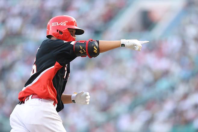 SSG 오선우가 22일 인천SSG랜더스필드에서 열린 2025 KBO리그 SSG전에서 7회초 솔로포를 날린 후 세리머니를 하며 베이스를 돌고 있다. 사진 | SSG 랜더스