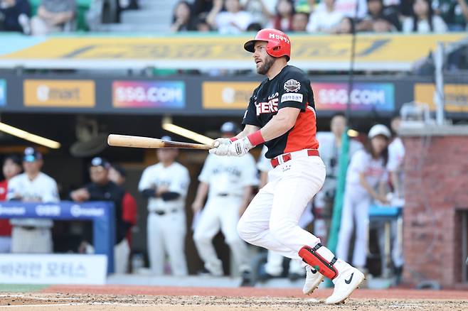 KIA 위즈덤이 22일 인천SSG랜더스필드에서 열린 2025 KBO리그 SSG전에서 5회초 적시타를 치고 있다. 사진 | KIA 타이거즈