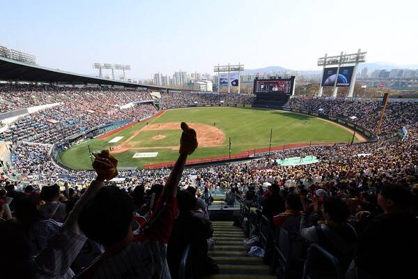 23번째 매진에 성공한 잠실야구장을 가득 메운 관중들. 사진┃LG 트윈스