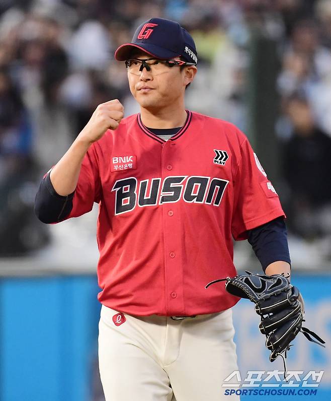 5일 부산 사직야구장에서 열린 KBO리그 롯데와 두산의 경기. 5회 실점 위기를 넘기고 주먹을 쥐어보이는 롯데 박세웅. 부산=송정헌 기자songs@sportschosun.com/2025.04.05/